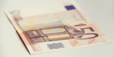 Una banconota da 50 euro, con il numero ben visibile, è un accompagnamento accettato per un acquisto.
