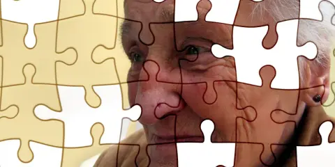 Twarz starszej osoby z Alzheimerem, jak puzzle, które powoli się rozpadają. Jak poznać, że chory na alzheimera umiera?
