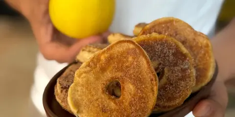 Délicieux pancake pomme saupoudré de cannelle, présenté avec une pomme jaune fraîche. Un délice gourmand !