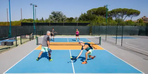 Grają w pickleball, sport łączący tenis, badminton i tenis stołowy. Oto jak wygląda pickleball!