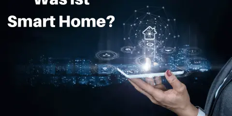 Was ist ein Smart Home? Eine Hand hält ein Smartphone, das eine vernetzte Haus-Symbolik mit Icons für Sicherheit, Licht und mehr zeigt.