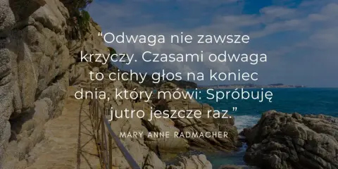 Kamienista ścieżka nad morzem z cytatem o odwadze.