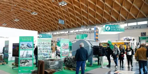 Fiera eco mondo rimini: macchinari per il riciclo e l'ambiente, con stand e visitatori.