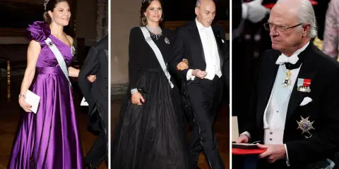 Prinsessan Sofia i svart klänning och tiara, vid sidan av en man i frack. Till vänster prinsessan Victoria i lila klänning. Till höger en man med medaljer. Nobel.
