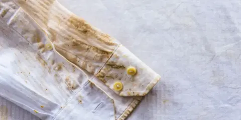 Ein weißes Hemd mit hartnäckigen Rostflecken. Tipps zum Rostflecken entfernen Kleidung gesucht?
