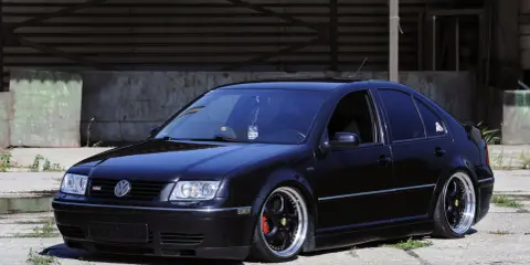 Czarny Volkswagen Bora z obniżonym zawieszeniem i felgami BBS.