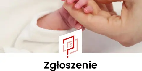 Delikatna dłoń dorosłego trzyma maleńką rączkę noworodka. Obok logo i napis "Zgłoszenie urodzenia dziecka".