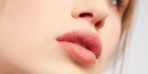 Labbra sensuali con rossetto color carne, un look naturale che esalta la bellezza di ogni donna.