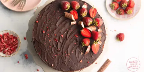 Schokoladige Yogurette Torte mit frischen Erdbeeren und Schokoriegel-Stücken verziert. Ein Traum für jeden Kuchenliebhaber!