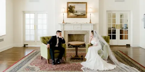 Para młoda po ślubie siedzi w fotelach, rozmawiając przytulnie.