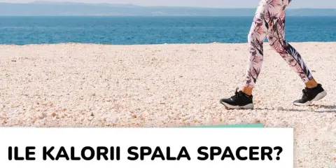 Spacer 6 km ile kalorii spala? Kobieta w kolorowych legginsach biegnie po plaży.
