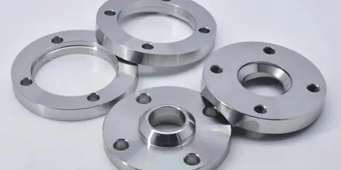 Plusieurs brides rondes métalliques, certaines avec des filetages visibles, sont disposées sur un fond blanc.