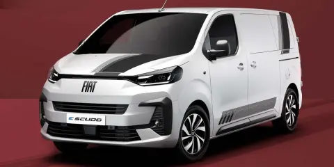 Furgoneta blanca Fiat Scudo con franjas negras. Conoce las fiat scudo medidas para tu negocio.