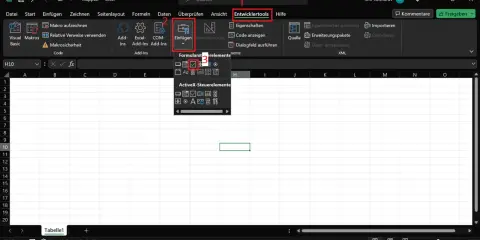 Excel: Im Menü "Entwicklertools" wird ein Dropdown für "Einfügen" geöffnet, das ein Excel ankreuzfeld zeigt.