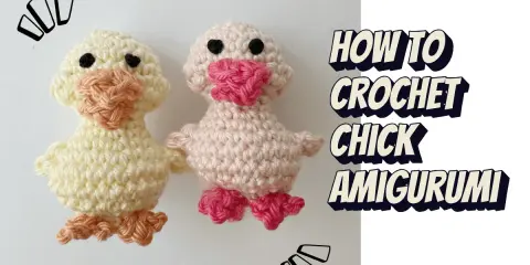 Dos adorables pollitos amigurumi tejidos a crochet, uno amarillo y otro rosa. ¡Encuentra el pollito amigurumi patrón gratis para crear los tuyos!