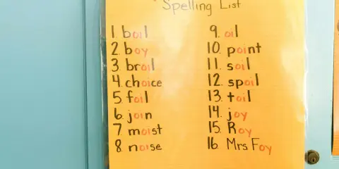 Lista słówek do nauki pisowni, zawiera słowa takie jak "boil", "joy", "oil". To **intermediate jaki to poziom** nauki angielskiego.