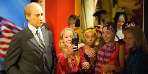 Dzieci robią selfie z woskową postacią w muzeum figur woskowych Ustka.