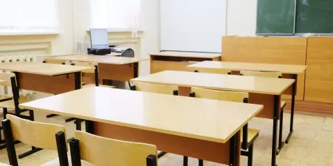Puste ławki i krzesła w klasie, gdzie kiedyś siedzieli uczniowie. Jakie przedmioty odchodzą w 7 klasie? Może już nie będzie lekcji o tym, co jest na zdjęciu.