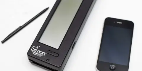 Pierwszy telefon dotykowy Simon obok nowoczesnego smartfona. Stylus leży obok.