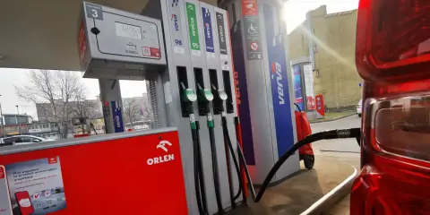 Na stacji Orlen kupisz paliwo, napoje i przekąski. Wygodnie zapłacisz aplikacją Orlen Vitay.