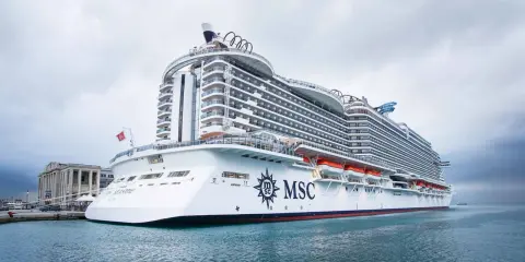 MSC Seaside, un gigante del mare, attracca in porto. Le sue dimensioni imponenti dominano lo skyline.