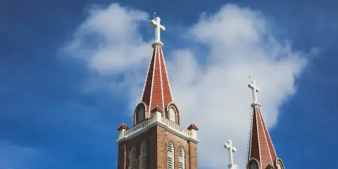 Co czuje dusza podczas kremacji? Fakty, wiara i ukojenie.