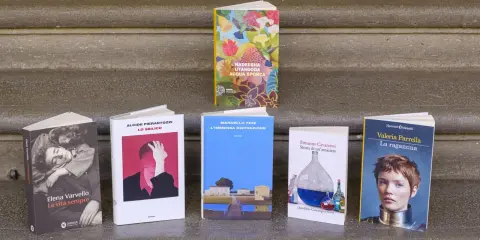 Libri in mostra, tra cui "La vita sempre" e "La ragazzina", candidati ai premi letterari più importanti.