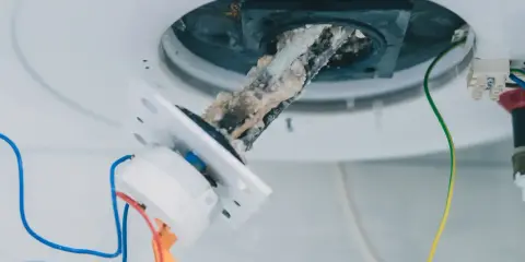 Résistance d'un chauffe-eau entartrée, montrant l'accumulation de calcaire due à un manque de détartrage ballon eau chaude.