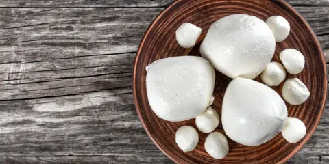 Frische Mozzarellakugeln auf einem Teller. Ein gesunder Snack für die Schwangerschaft.