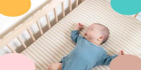 Un bebé de 1 mes duerme plácidamente en su cuna. Descubre cómo dormir a un bebé de 1 mes con estos consejos.