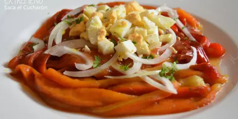 Zorongollo extremeño: pimientos asados, cebolla, huevo duro y perejil, un plato tradicional para disfrutar.