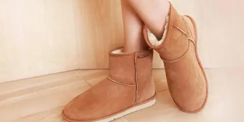 Beige UGG original test Stiefel mit Lammfellfutter, die Füße warm halten.