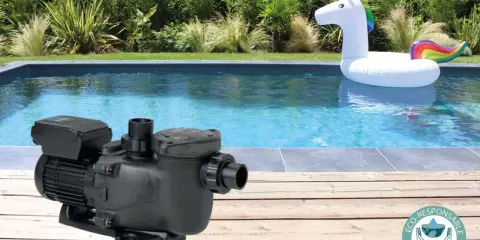 Pompe de piscine à vitesse variable, pour une consommation optimisée et une baignade sereine avec un gonflable licorne.