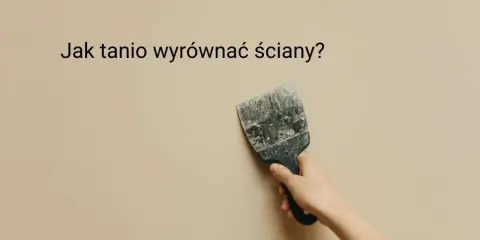 Dłoń trzyma szpachelkę, gotową do wyrównania krzywych ścian.