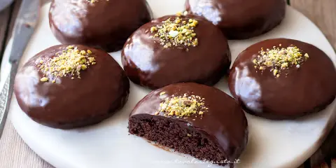 Dolci napoletani ricoperti di cioccolato fondente e granella di pistacchio, un vero piacere per il palato.