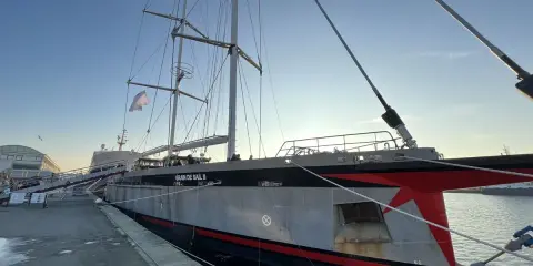 Le voilier "Grain de Sail II" est amarré au quai, prêt pour sa prochaine aventure.