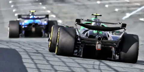 Zwei Formel 1 Autos rasen über die Strecke. Man fragt sich, wie viel PS ein Formel 1 Auto hat, um solche Geschwindigkeiten zu erreichen.