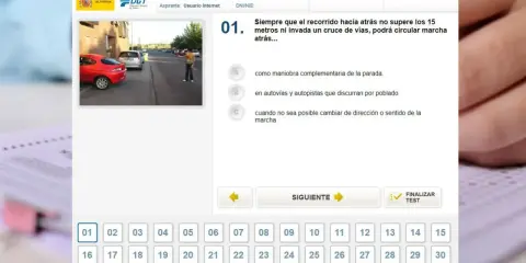 Pantalla de examen de la DGT con una pregunta sobre maniobras marcha atrás. Las preguntas más frecuentes DGT se resuelven así.