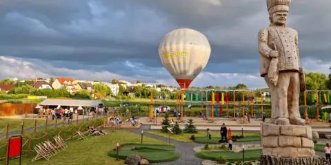 Wielki drewniany kucharz i balon na gorące powietrze nad placem zabaw i mini golfem. Kościerzyna atrakcje dla dzieci oferują mnóstwo zabawy.