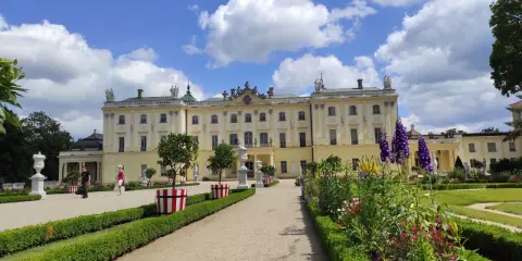 Pałac Branickich w Białymstoku, zwany "Wersalem Północy", zachwyca barokową architekturą i pięknymi ogrodami. Ciekawostki o pałacu czekają na odkrycie!