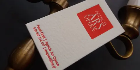 Wizytówka Agencji Ars Operae z logo i danymi kontaktowymi, wykonana eleganckim drukiem typograficznym.