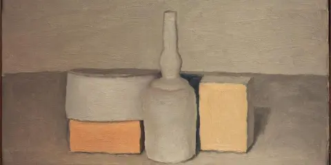 Nature morte dans le style de Caravage : une bouteille blanche, un cylindre gris et une brique orange sur une étagère.