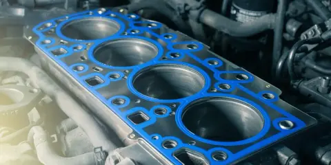 Nueva junta de culata lista para comprobar y montar en el motor.