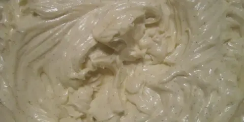 Crème mousseline vanille, onctueuse et parsemée de points de vanille, prête à garnir vos desserts maison.