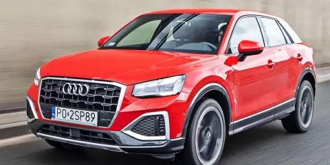 Czerwone Audi Q2 w ruchu drogowym. Sprawdź aktualną audi q2 cena i wybierz swój wymarzony model.