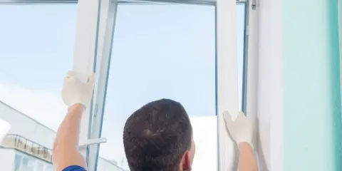 Instalador ajusta ventana para asegurar permeabilidad al aire clase 3.