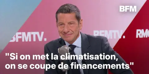 Un homme en costume parle dans un micro, avec le texte "Si on met la climatisation, on se coupe de financements" affiché. Une réflexion sur les enjeux financiers actuels.