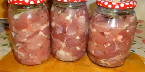 Trzy słoiki z mięsem na gulasz, gotowe do pasteryzacji. Zastanawiasz się, jak długo pasteryzować gulasz w słoiku?