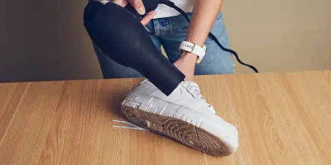 Mit einem Föhn Falten aus Lederschuhen entfernen. So werden deine Sneaker wieder wie neu.