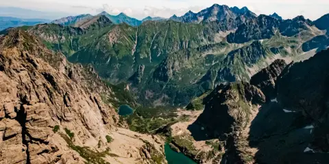 Majestatyczne Tatry, skaliste zbocza i zielone doliny. Jak się przygotować na taką wyprawę?